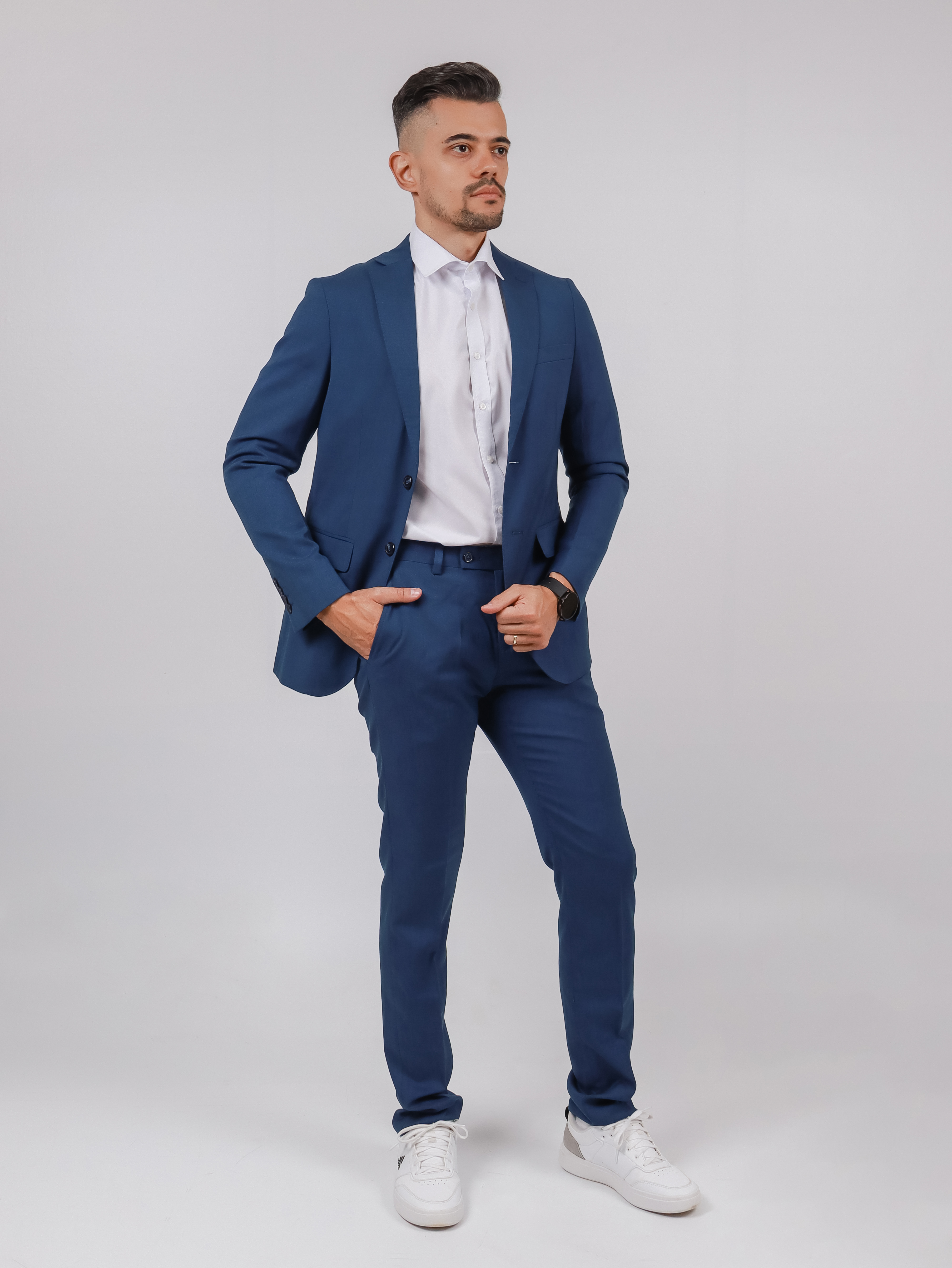 Terno azul pose masculino Cascavel