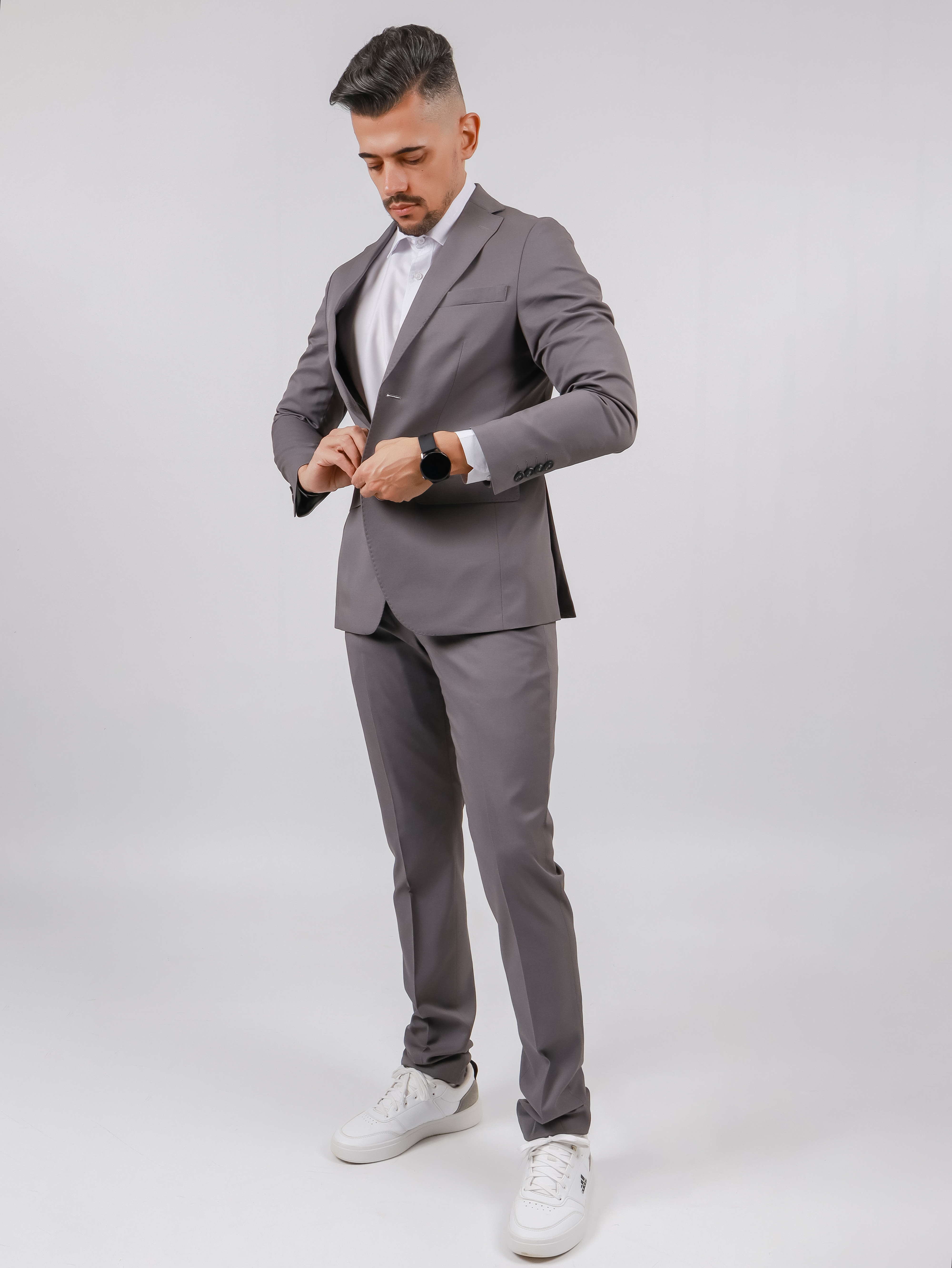 Terno cinza pose lateral masculino Cascavel